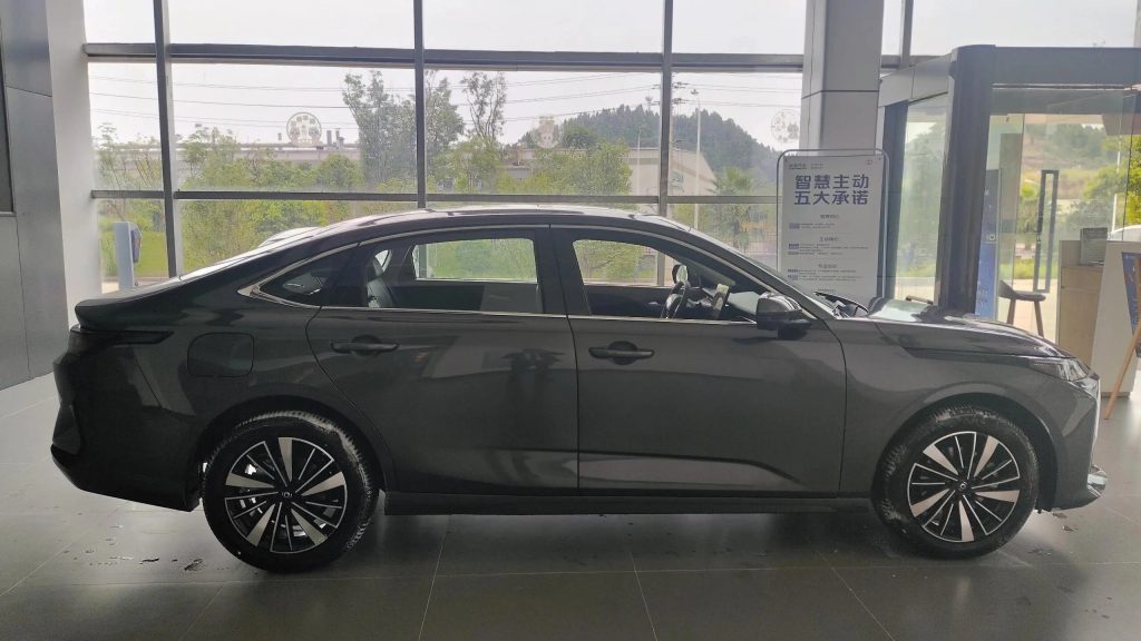 2025 Changan Qiyuan A05 side view